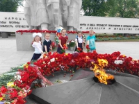 8 мая 2019 года учащиеся  и тренеры-преподаватели  учебно- тренировочных групп СДЮСШОР «Юность» возложили  цветы к памятнику Победы. 